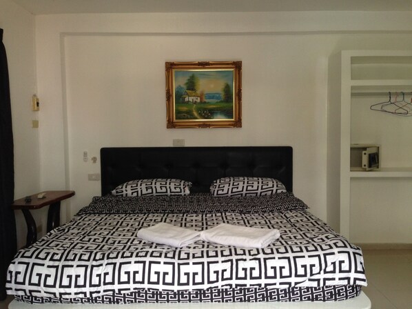 Minibar, coffres-forts dans les chambres, bureau, Wi-Fi gratuit