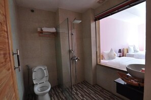 Deluxe Tek Büyük Yataklı Oda, 1 Büyük (Queen) Boy Yatak, Dağ Manzaralı | Banyo | Duş, geniş duş başlığı, ücretsiz banyo/kozmetik ürünleri 