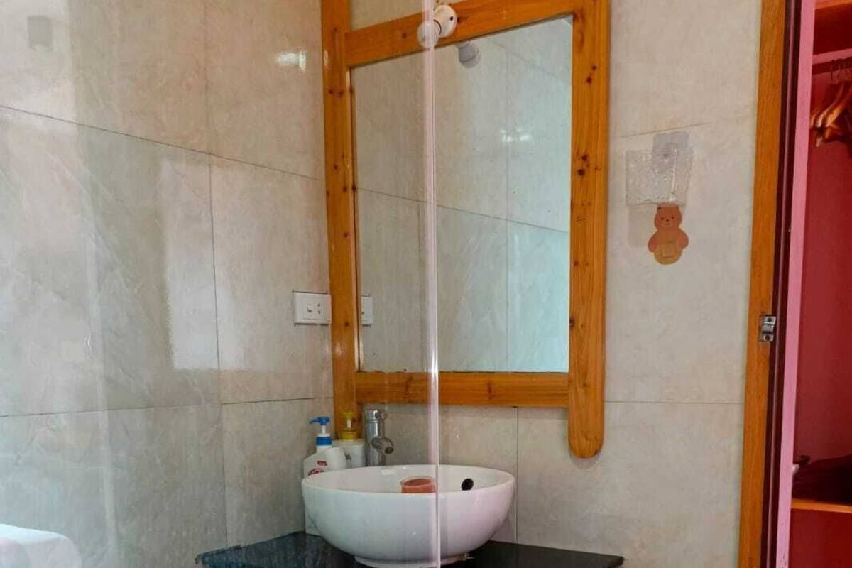 Standard Twin Room, 2 Double Beds | Bathroom | Shower, rainfall showerhead, free toiletries, hair dryer