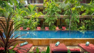 Utendørsbasseng, bassengparasoller og solsenger