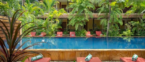 Piscine extérieure, parasols de plage, chaises longues