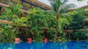 Utendørsbasseng, bassengparasoller og solsenger