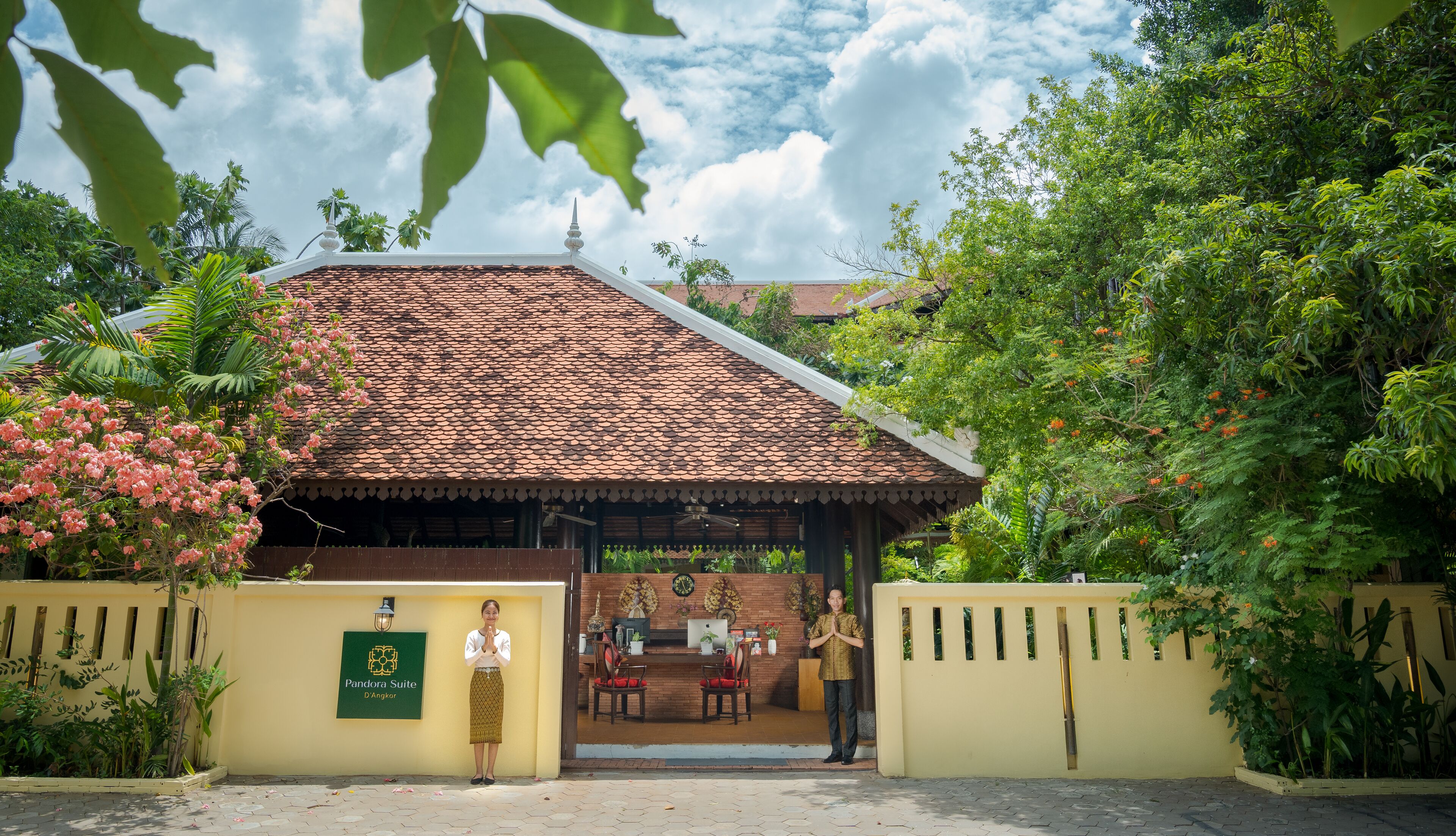 Un edificio tradicional con tejado de tejas, entrada cubierta y un cartel que dice 'Pandora Suite D'Angkor'.