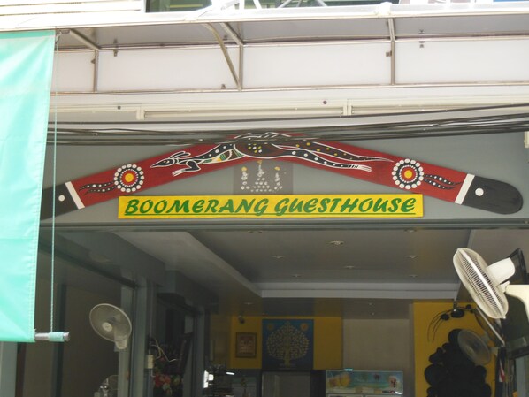 A storefront with a sign reading "BOOMERANG GUESTHOUSE". - Boomerang Guesthouse (Pattaya)