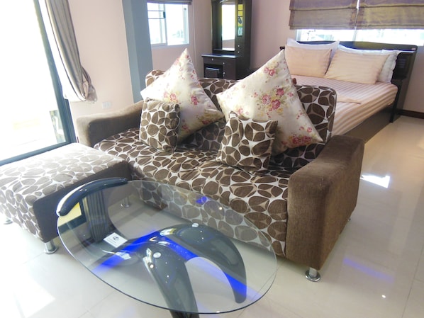 Deluxe Studio  | Living area | 32-inch flat-screen TV with cable channels, TV