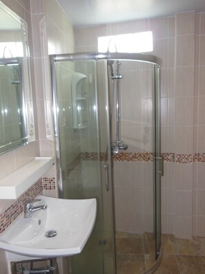 Medium Room | Banheiro | Chuveiro, toalhas de banho