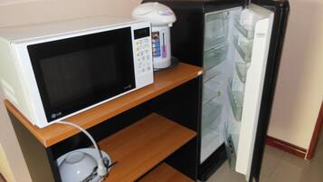 Deluxe Studio | Private kitchenette | Fridge, electric kettle