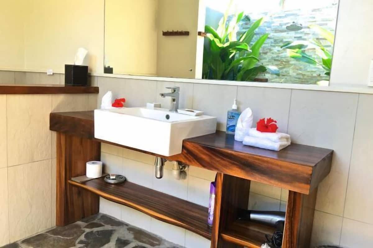 Bathroom | Shower, free toiletries, hair dryer (on request), towels