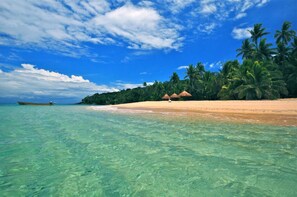 Private beach, white sand, scuba diving, snorkelling - Paradise Cove Resort (Naukacuvu Island)