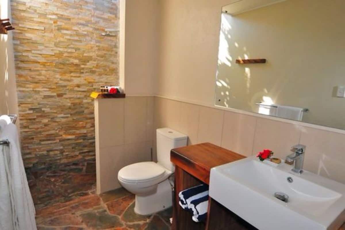 garden bungalow | bathroom | free toiletries, towels, soap, shampoo