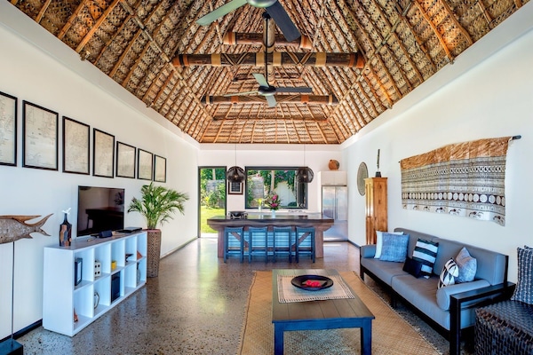 Luxury Ev, 2 Yatak Odası, Okyanus Manzaralı, Denize Sıfır | Ücretsiz minibar ürünleri, odada kasa, ses yalıtımı, ütü/ütü masası