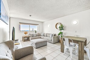 Standard-Apartment, 2 Schlafzimmer, Nichtraucher, Meerblick | Wohnbereich | 55-Zoll-Flachbildfernseher mit Digitalempfang, Fernseher