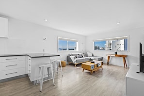 Superior appartement, 2 slaapkamers, uitzicht op oceaan | Woonruimte | Een 55-inch flatscreentelevisie met digitale zenders en een televisie