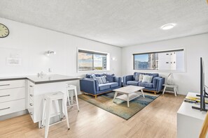 Departamento Premium, 2 habitaciones, vista al océano | Área de sala de estar | Televisión de pantalla plana de 55 pulgadas con canales digitales 