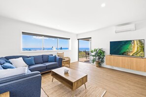 Departamento Premium, 3 habitaciones, vista al océano | Área de sala de estar | Televisión de pantalla plana de 55 pulgadas con canales digitales 