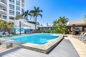 Outdoor pool, pool loungers - Maroochy Sands (Maroochydore)