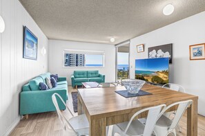 经济公寓, 2 间卧室, 海洋景观 | 起居区 | 55-英寸纯平电视 (配备数码频道)、电视