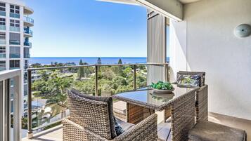 Premium appartement, 2 slaapkamers, uitzicht op zee | Uitzicht vanaf balkon
