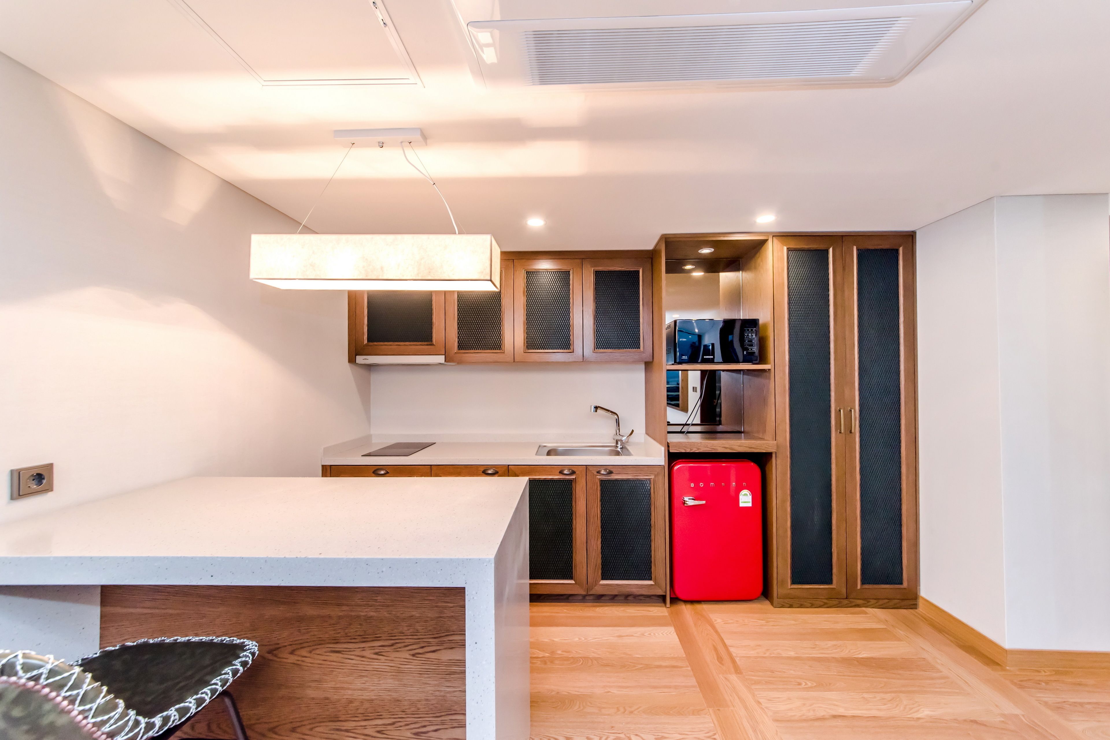 family suite twin, side ocean view | private kitchenette | full-sized fridge, microwave, electric kettle