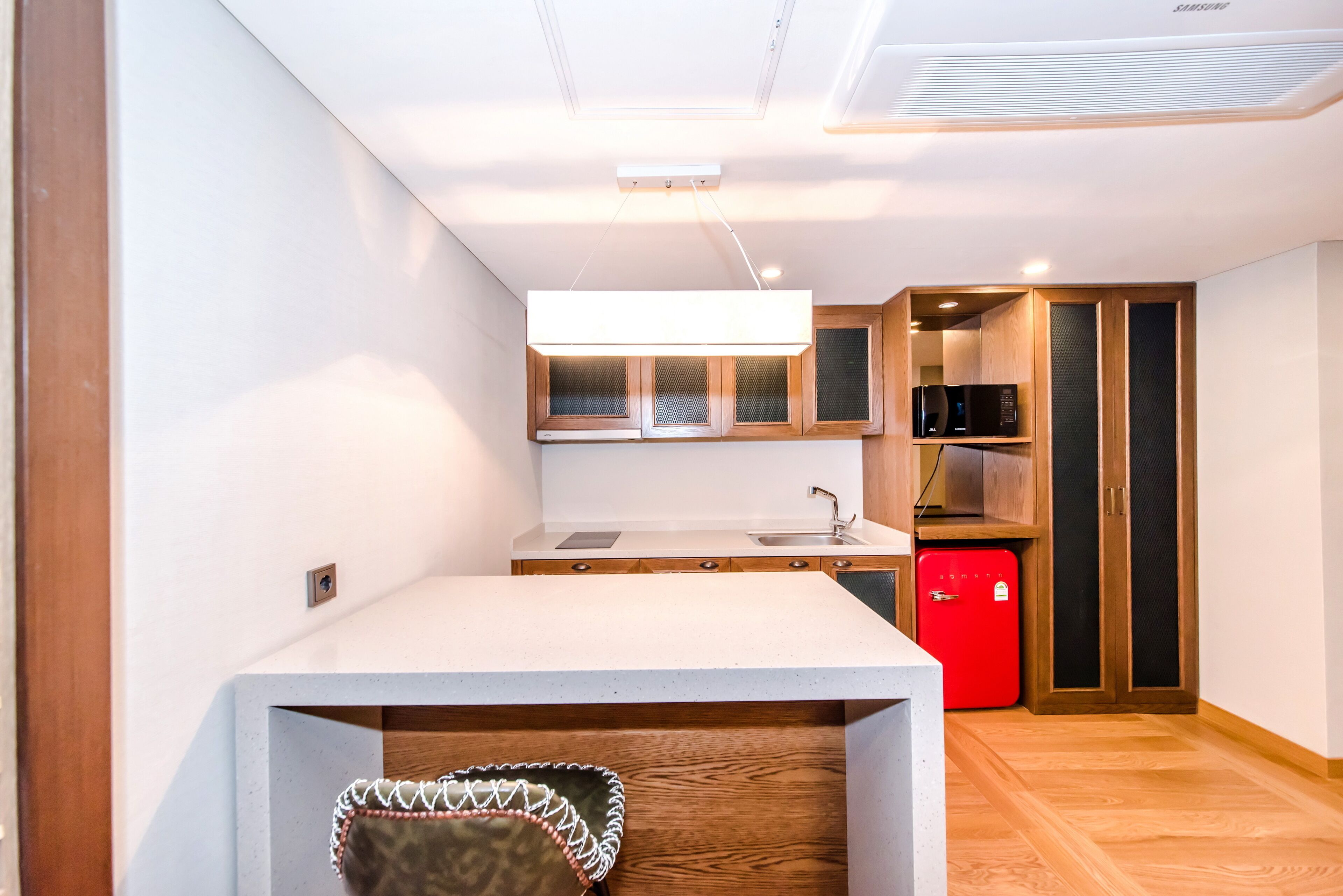 family suite twin, side ocean view | private kitchen | full-sized fridge, microwave, electric kettle