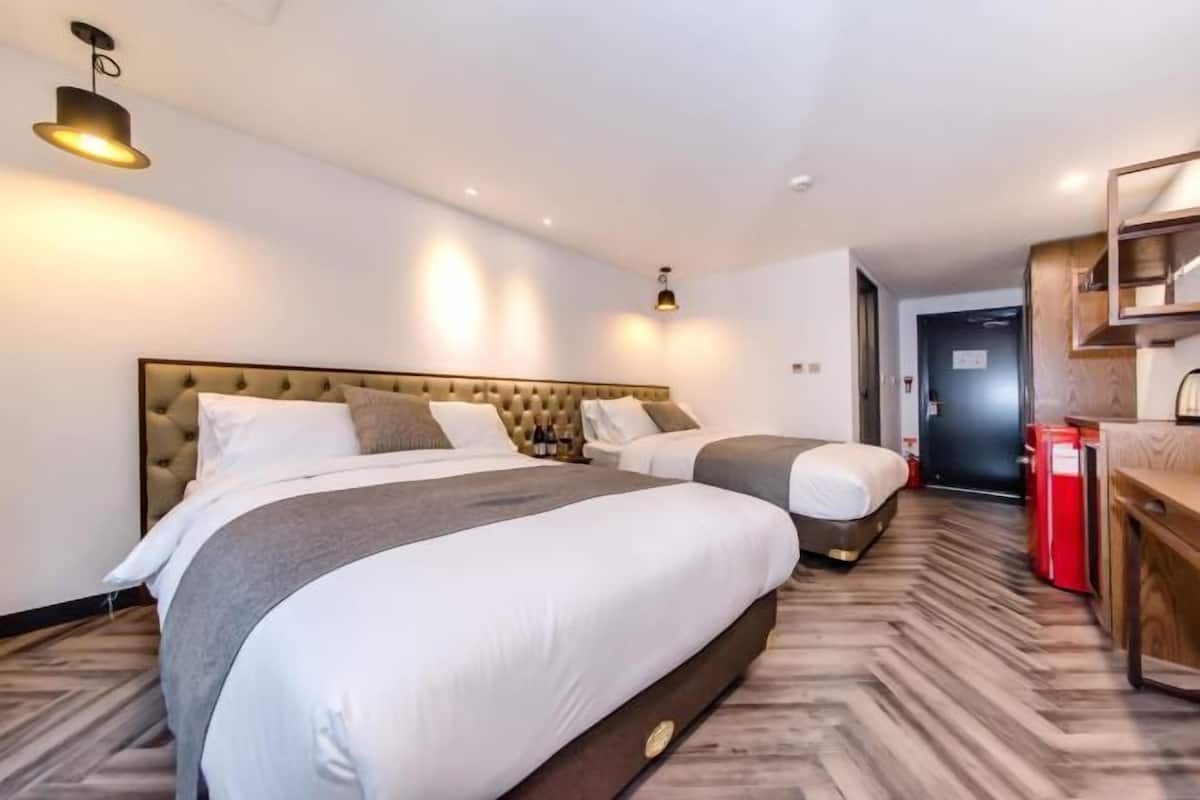 Ropa de cama de alta calidad, escritorio y cortinas blackout