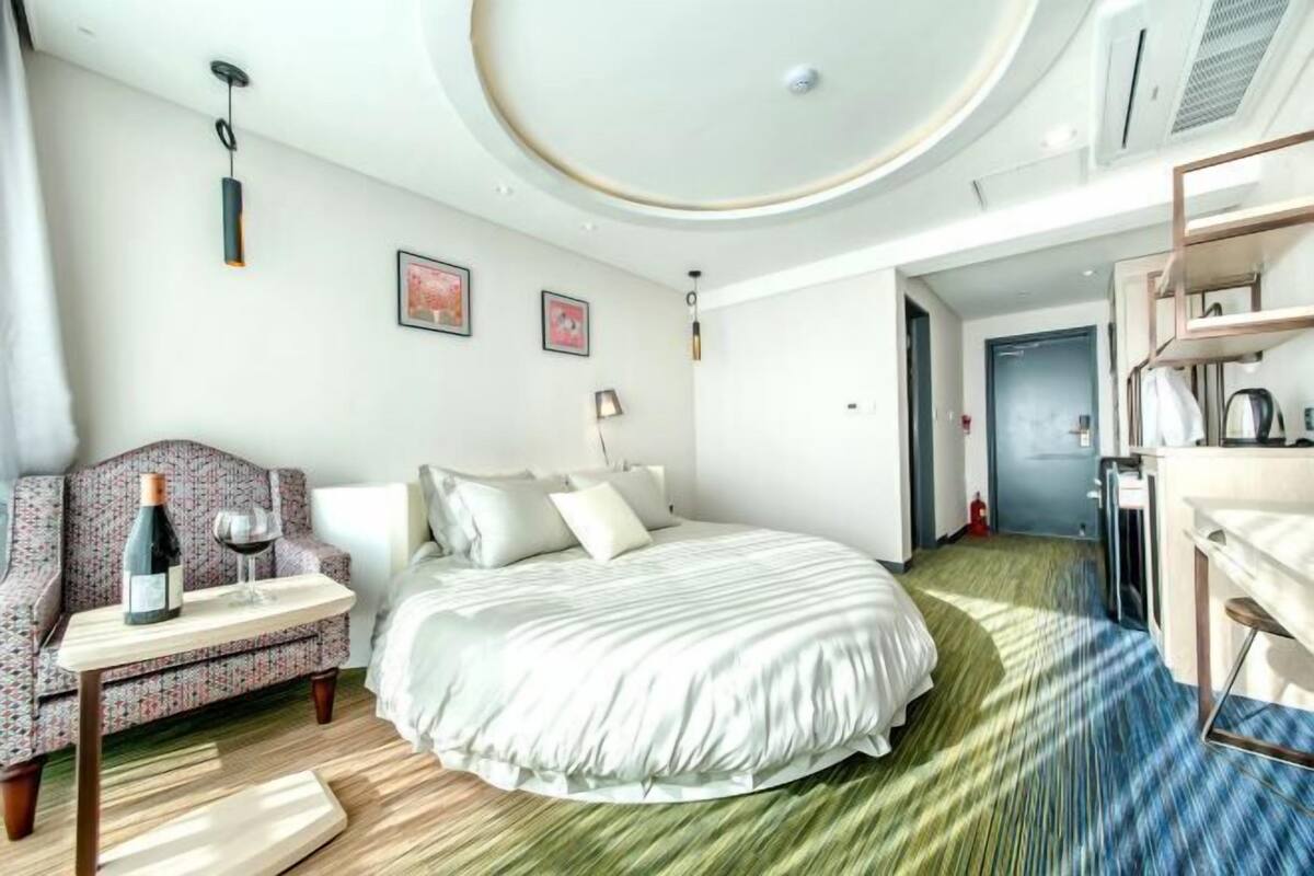 Ropa de cama de alta calidad, escritorio y cortinas blackout