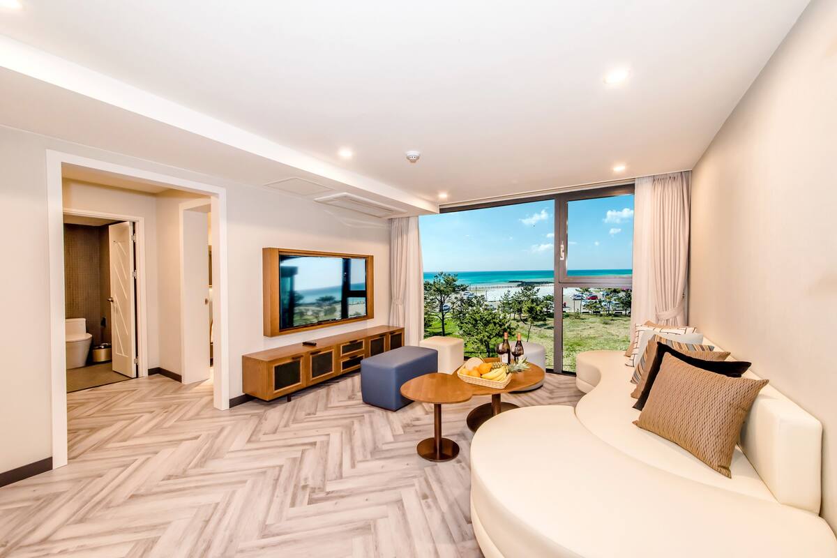 Marevo Suite | Living area | 50-inch flat-screen TV with cable channels, TV