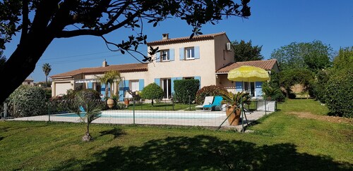 Farmhouse provencal of standing with swimming pool made safe in large paysagé garden