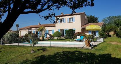 Farmhouse provencal of standing with swimming pool made safe in large paysagé garden