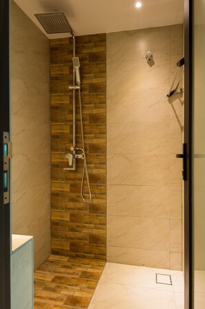 Economy Shared Dormitory, Mixed Dorm | Bathroom shower