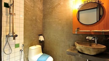 Shower, free toiletries, hair dryer