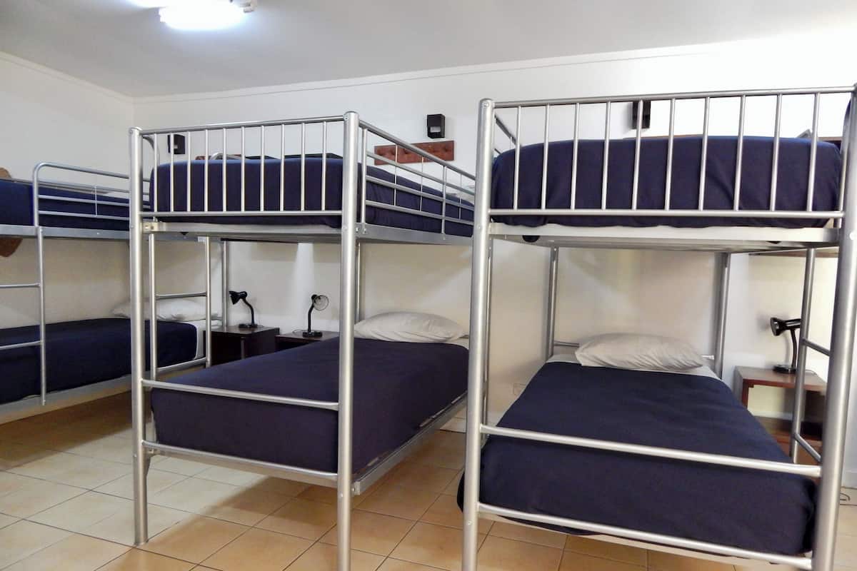 Felles sovesal – basic (Bed in 16-Bed Mixed Dorm) | Sengetøy av topp kvalitet, safe på rommet, wi-fi (inkludert) og sengetøy