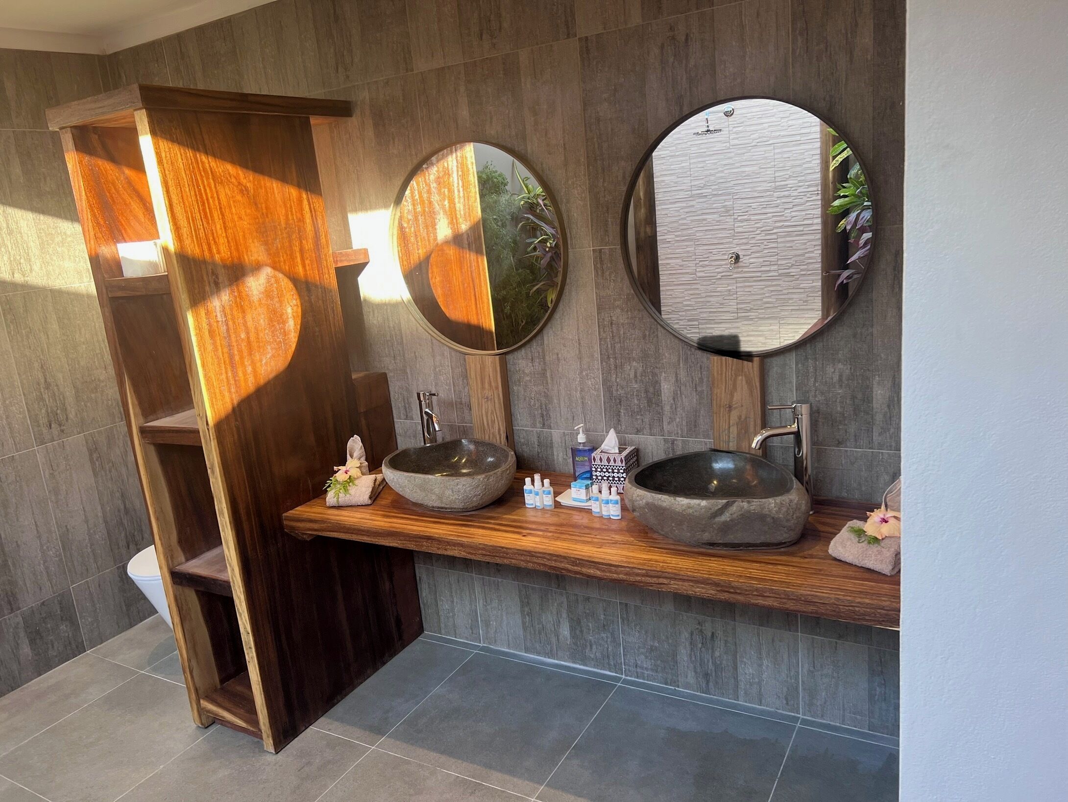 deluxe studio suite | bathroom | towels, soap, shampoo, toilet paper