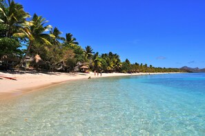 Sur la plage, sable blanc, plongée sous-marine