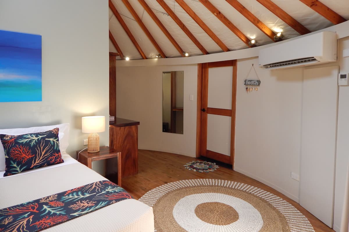 Ropa de cama de alta calidad y caja de seguridad en la habitación