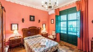 6 bedrooms, desk, iron/ironing board, travel cot