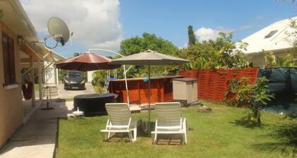 Villa con piscina jacuzzi y sauna, a 2 minutos de la playa.