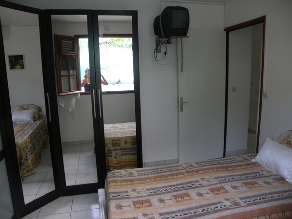 3 bedrooms, in-room safe, iron/ironing board, free WiFi