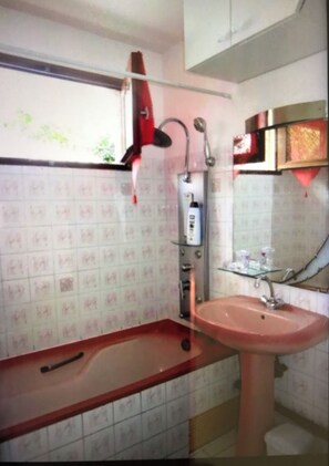 Combined shower/bathtub, hair dryer, towels, soap - Villa with pool jacuzzi and sauna, secure 2 minutes from the beach. (Sainte Anne)