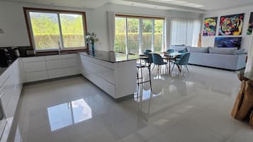 Jääkaappi, mikroaaltouuni, uuni, liesi