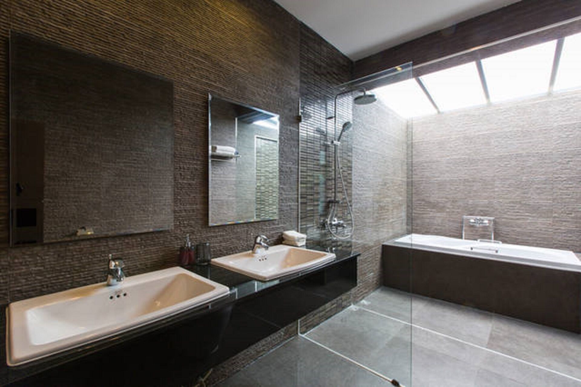 Douche, sèche-cheveux, bidet, serviettes fournies