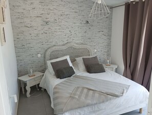 1 bedroom, soundproofing, iron/ironing board, bed sheets - 2-room villa-apartment with terrace and pool view (3***) (Fréjus)