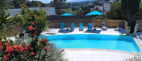 Una piscina al aire libre