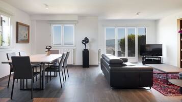 TV connectée, lecteur de DVD, livres