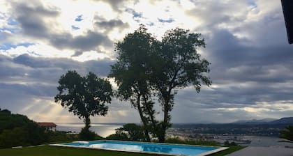 20 minutes from San Sebastian, 1 hour from Bilbao. 5 km from France. Bay views.