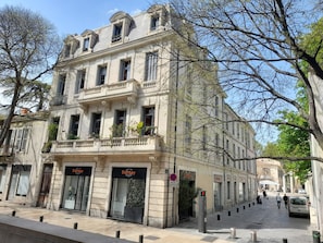 Exterior - "Diva"' apartment with unique atmosphere in a prime location (Nîmes)