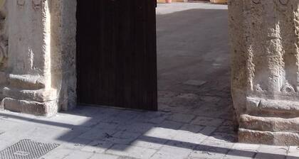 In Grecìa Salentina, at 15 minutes from Lecce and the Adriatic coast, a "courtyard house" seventeenth century with large garden