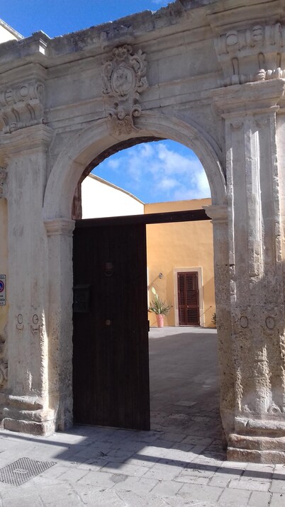 In Grecìa Salentina, at 15 minutes from Lecce and the Adriatic coast, a "courtyard house" seventeenth century with large garden
