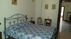 2 chambres, fer et planche à repasser, draps fournis