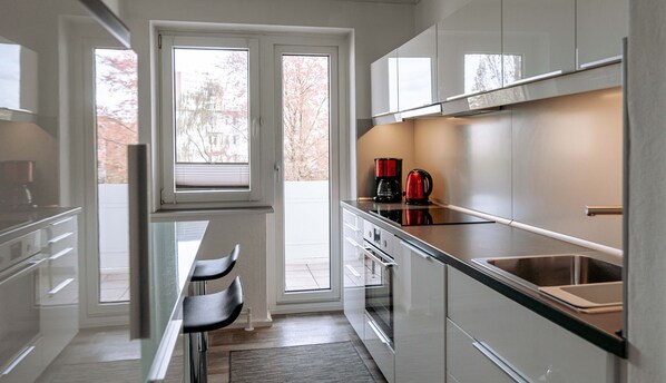 Kjøleskap, mikrobølgeovn, ovn og kokeplater